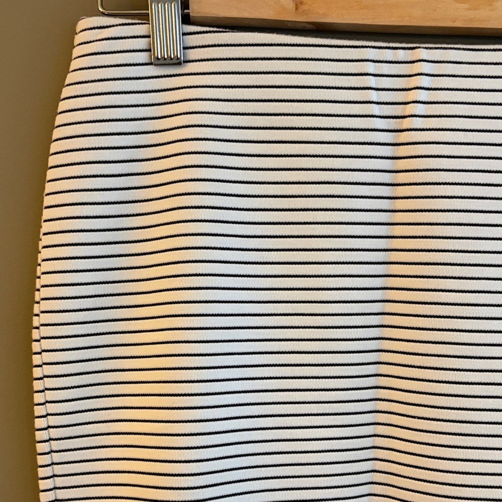 REITMANS White Pencil Skirt with Black Pinstripes size small - Picture 3 of 7